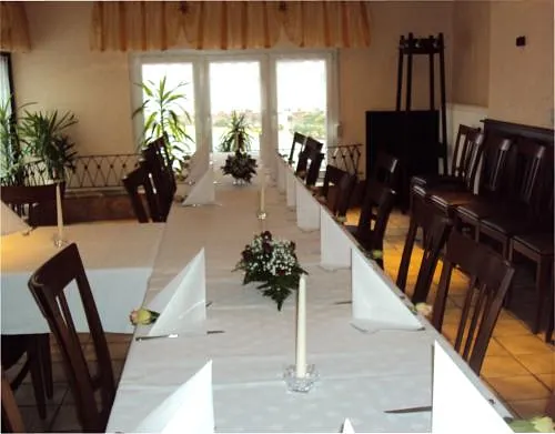 langer Tisch bei Ristorante-Pizzeria Mama Leone